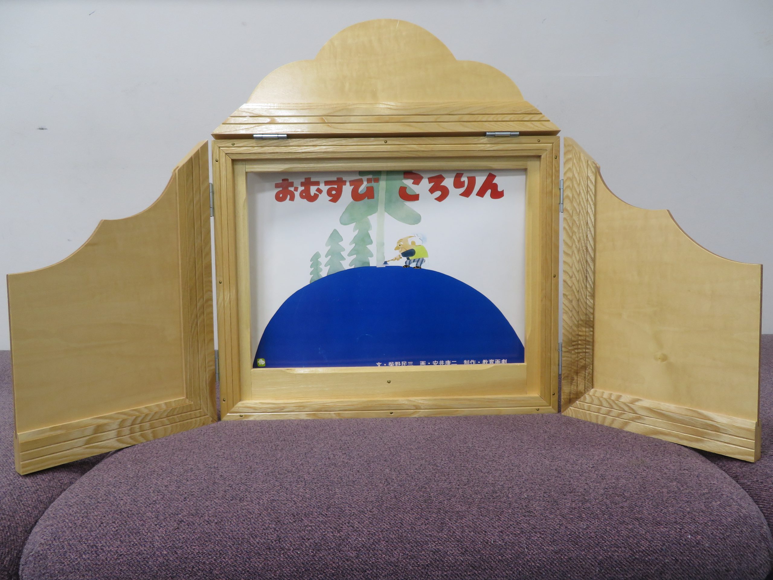 ①紙芝居（１３１話、木枠 ３ 台）　　　　　②大型紙芝居（５ 話、木枠 １台）